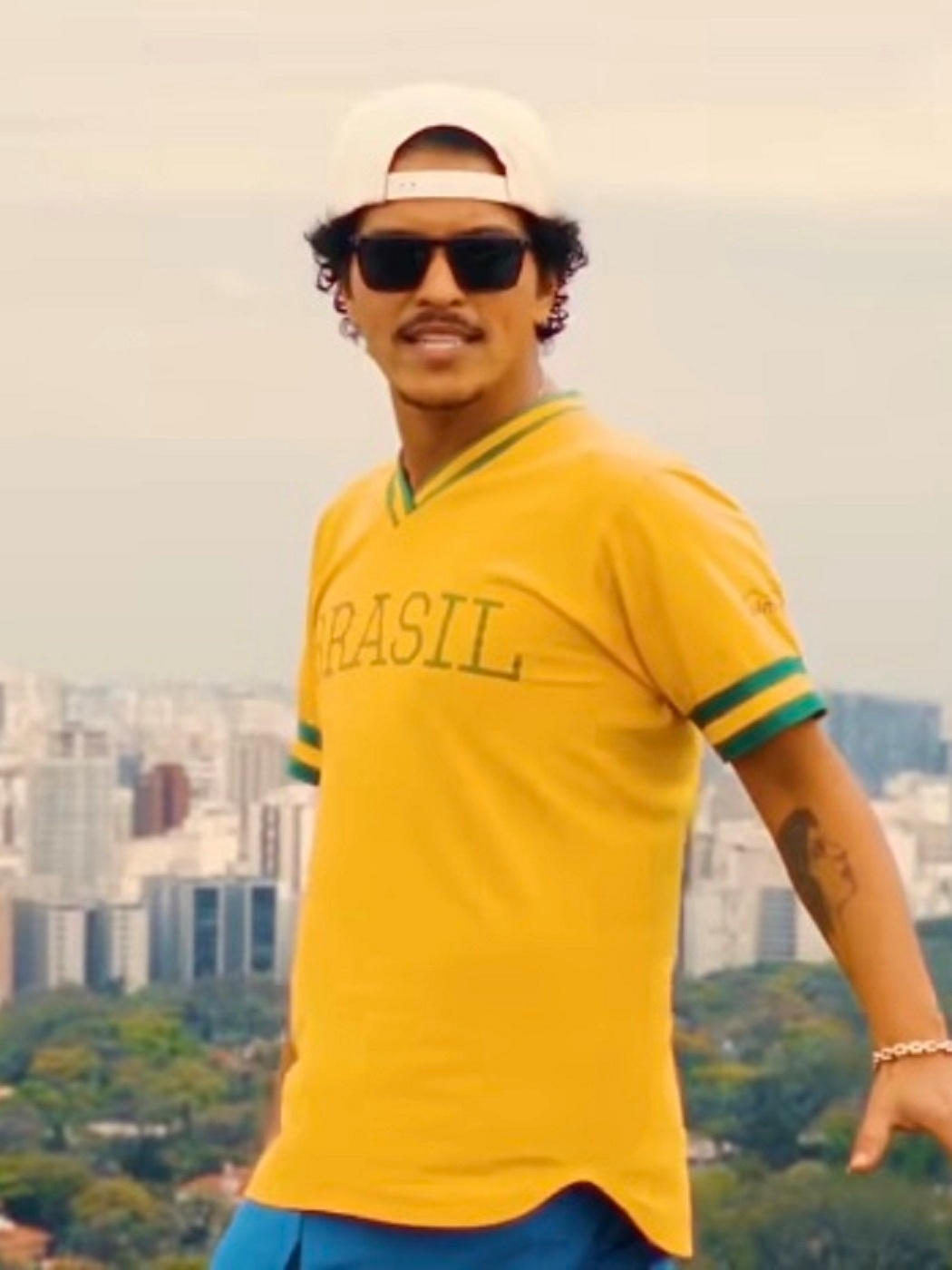 Dá logo um CPF para ele! 15 pontos que mostram como Bruno Mars ama o Brasil e já é quase um brasileiro.