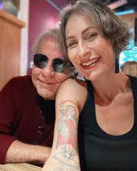 Nelson Motta celebra aniversário de namoro com fã 30 anos mais jovem e lembra início: 'Vi que era casada'