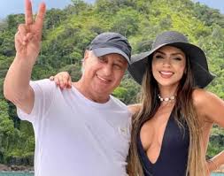 Ex-funkeira e atriz do 'Zorra' vai se casar com ex-chefão da CBF, 50 anos mais velho: quem é Clara Brasil