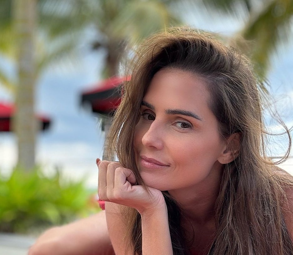 Deborah Secco é eleita a Mulher Mais Sexy do Mundo e faz ensaio exclusivo: 'Segura, livre e feliz'